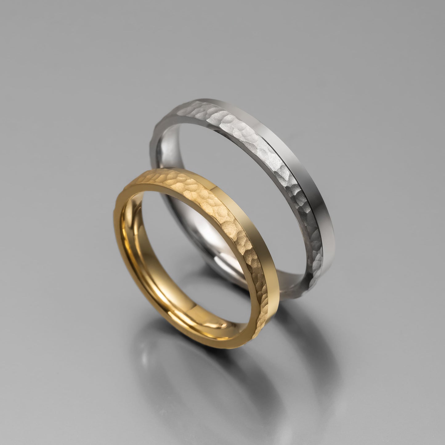 Άνετη χρυσή βέρα γάμου με σφυρήλατη υφή (hammered) 3.5mm, Glamour Dainty Jewels, Άλιμος.