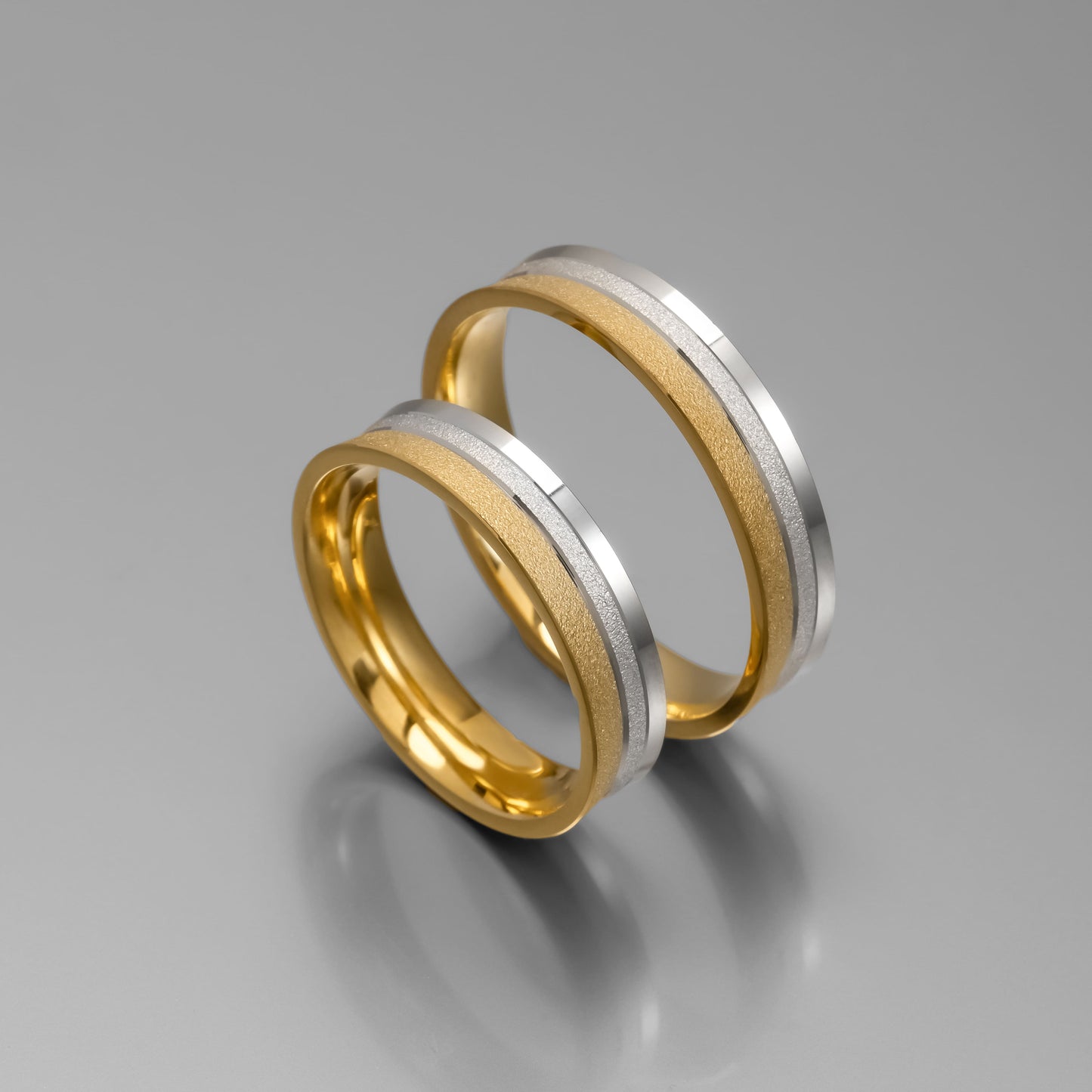 Άνετη δίχρωμη χρυσή βέρα γάμου με υφή stardust 4.5mm, Glamour Dainty Jewels, Άλιμος.