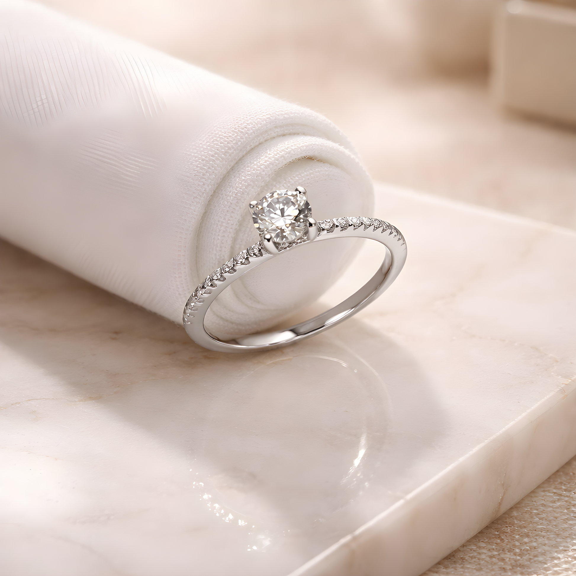 Μονόπετρο δαχτυλίδι από λευκόχρυσο 14k με επιπλέον πέτρες στη γάμπα και κεντρικό ζιργκόν, Glamour Dainty Jewels, Άλιμος.