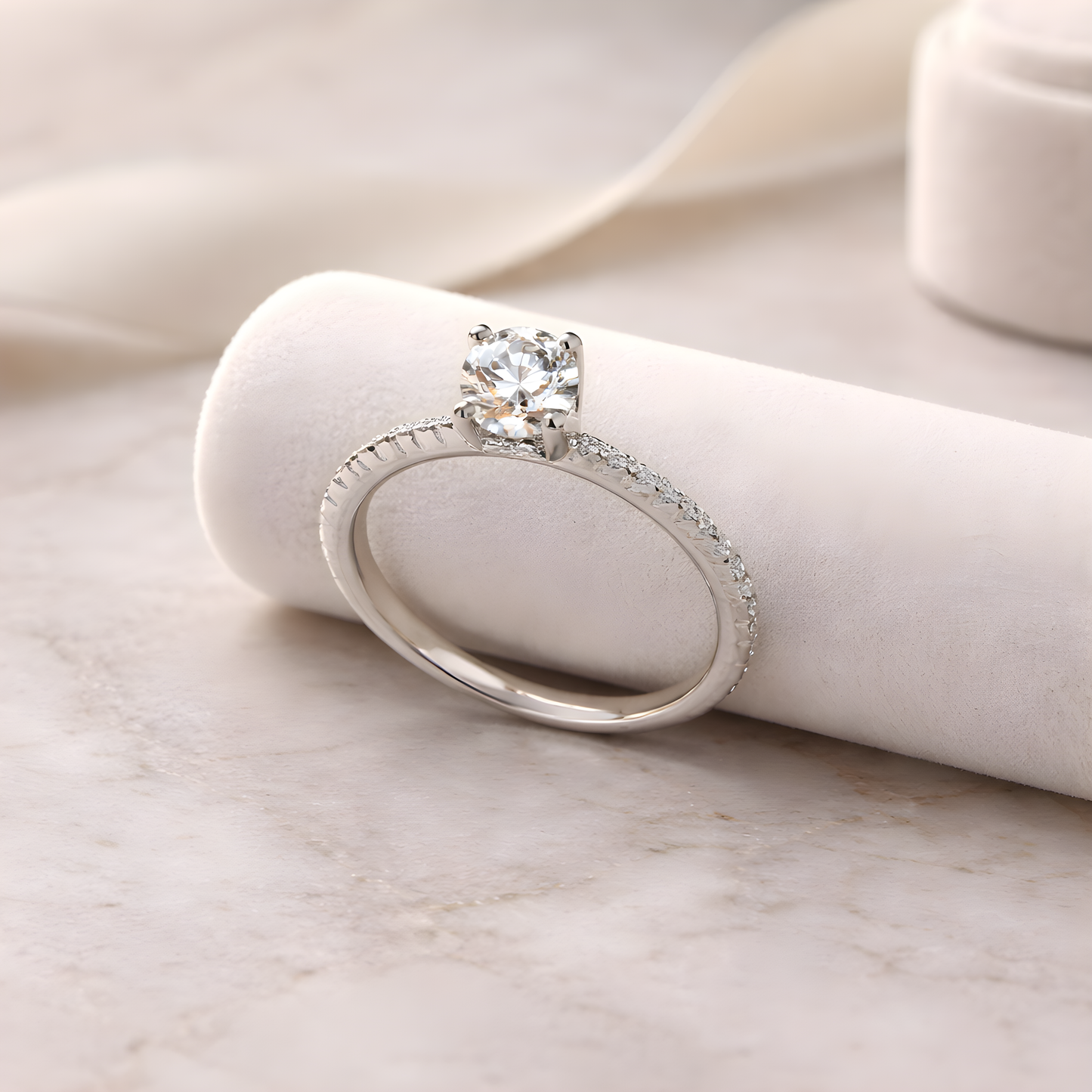 Μονόπετρο δαχτυλίδι από λευκόχρυσο 14k με επιπλέον πέτρες στη γάμπα και κεντρικό ζιργκόν, Glamour Dainty Jewels, Άλιμος.