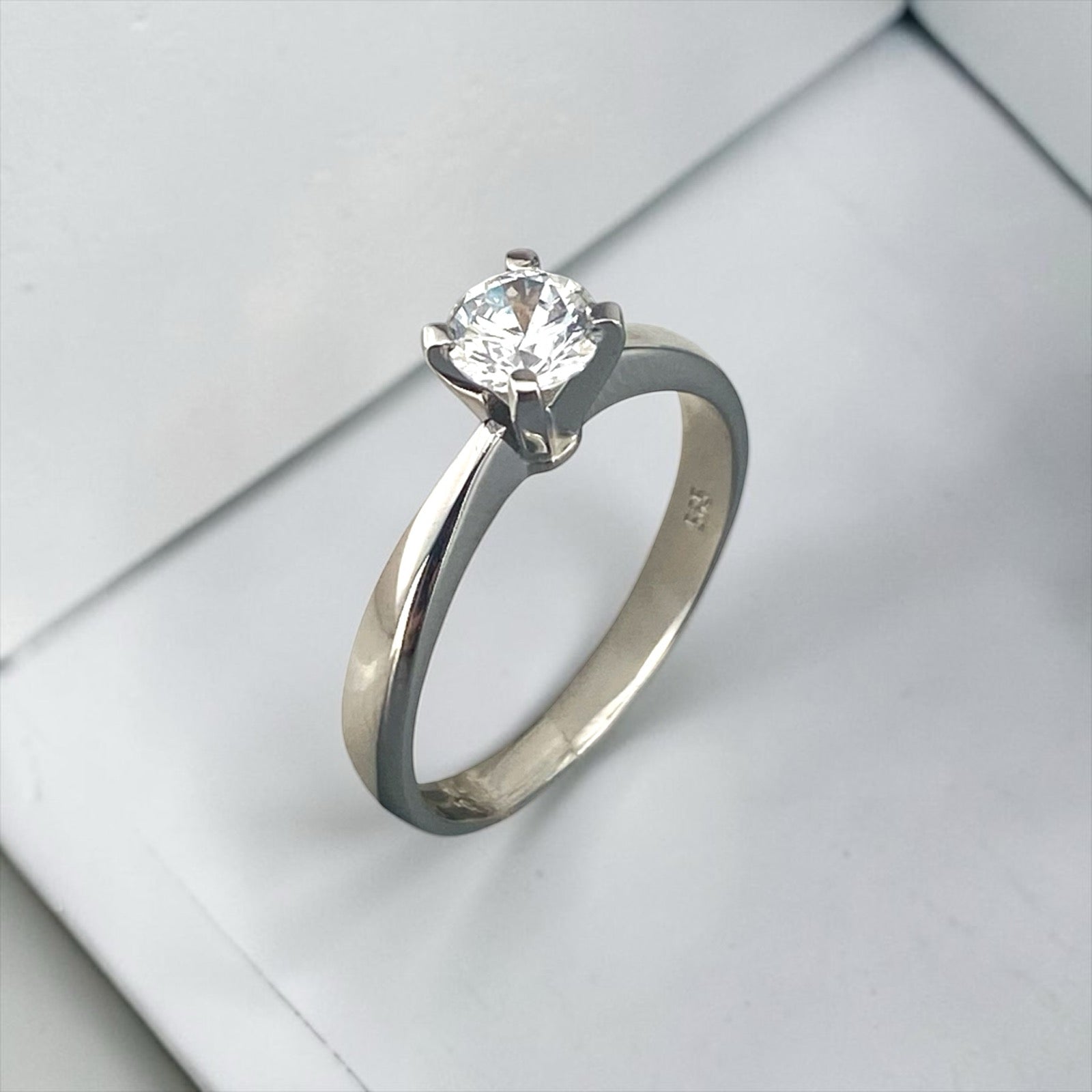 Μονόπετρο δαχτυλίδι από λευκόχρυσο 14k με κεντρική πέτρα ζιργκόν, Glamour Dainty Jewels, Άλιμος.