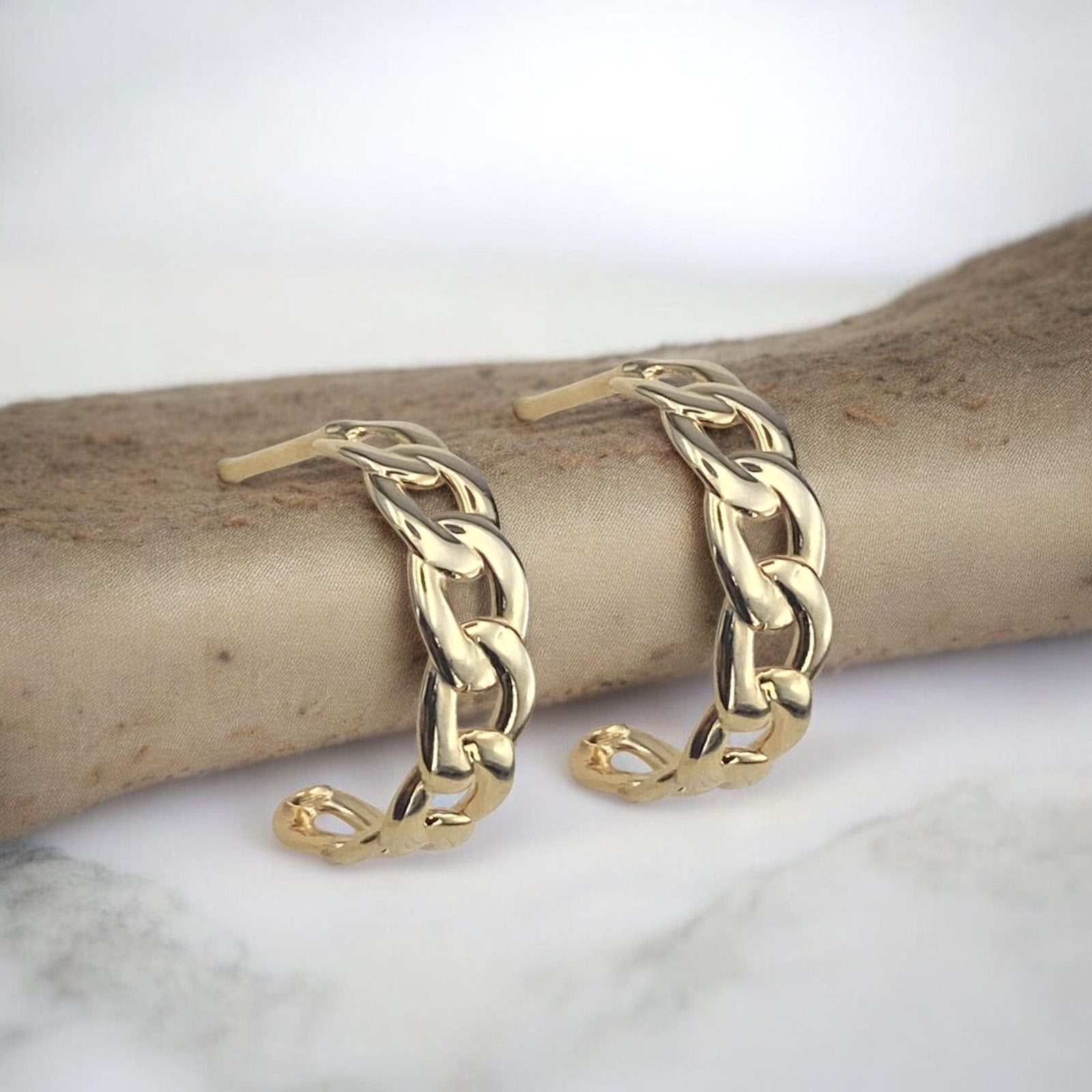 Stylish 14k yellow gold half-hoop earrings featuring a sophisticated chain link design with a high-polished finish.