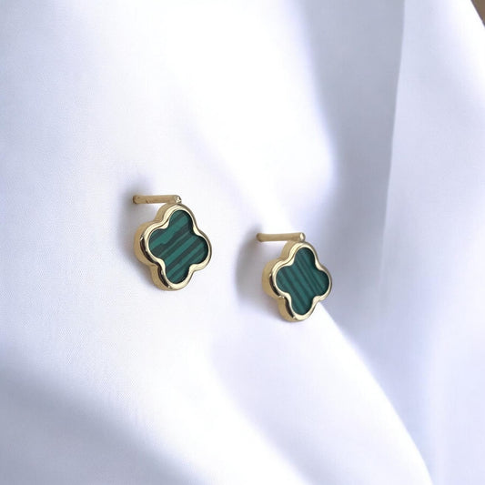 Elegant 14k yellow gold clover stud earrings featuring green malachite in a polished quatrefoil design.