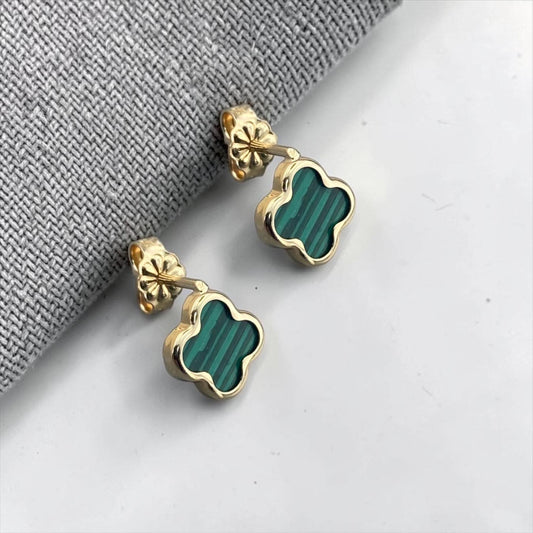 Elegant 14k yellow gold clover stud earrings featuring green malachite in a polished quatrefoil design.
