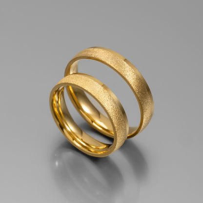 Άνετη χρυσή βέρα γάμου με υφή stardust 4.5mm, Glamour Dainty Jewels, Άλιμος.