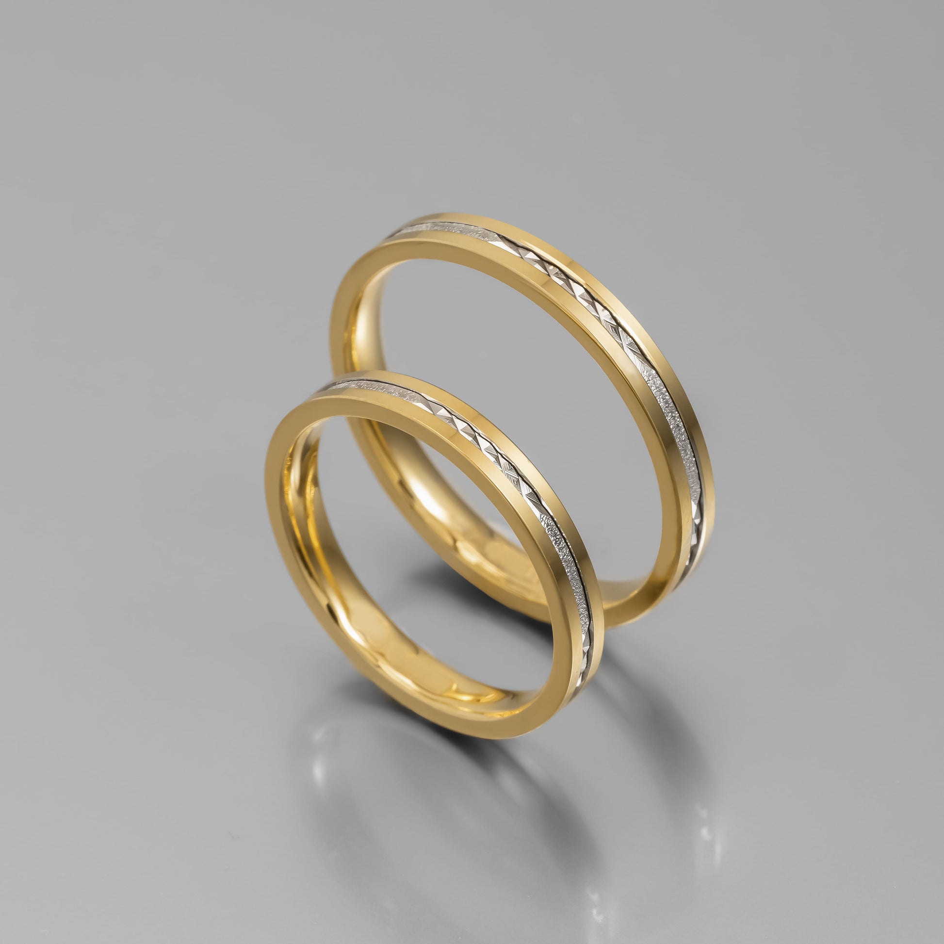 Άνετη δίχρωμη χρυσή βέρα γάμου με υφή stardust 3mm, Glamour Dainty Jewels, Άλιμος.