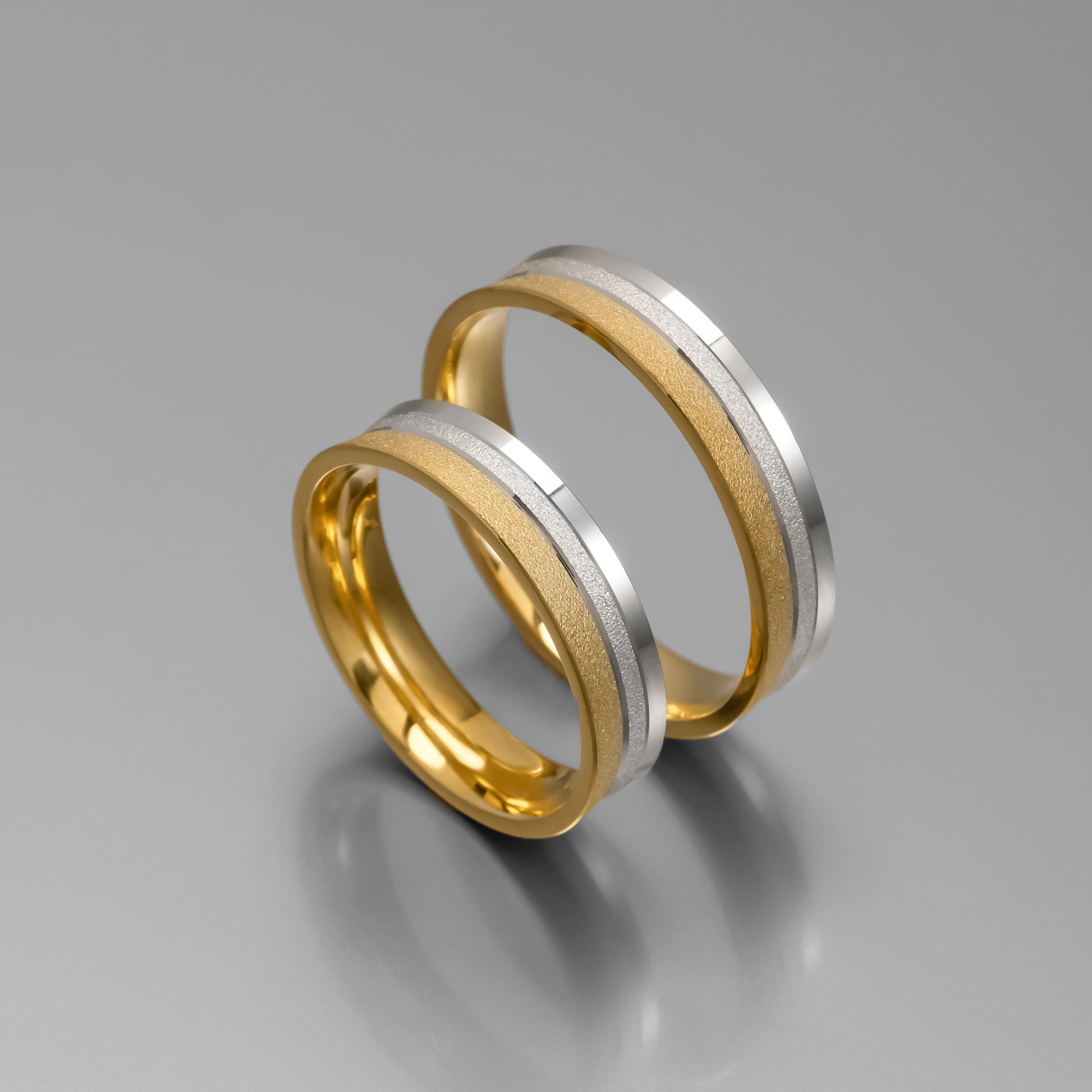 Άνετη δίχρωμη χρυσή βέρα γάμου με υφή stardust 4.5mm, Glamour Dainty Jewels, Άλιμος.